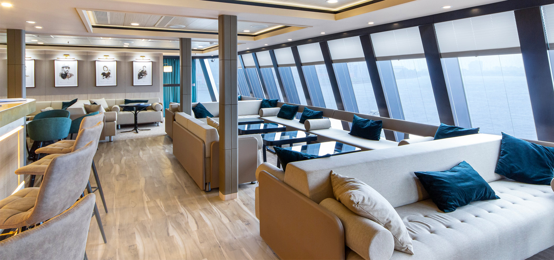 River Cruise Ship — beeld 1